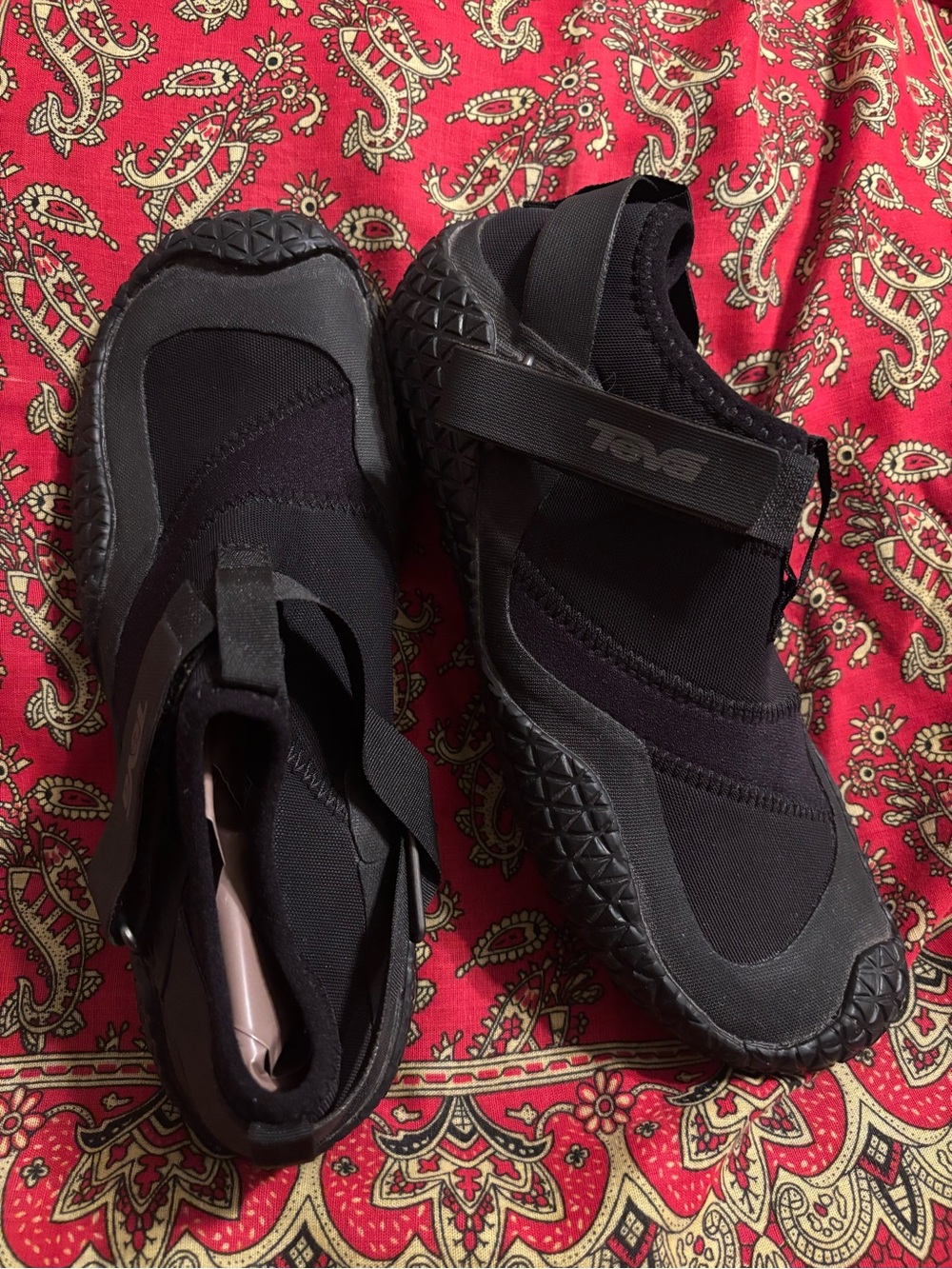 Teva Men’s Closed Toe Black Shoes - Size 8